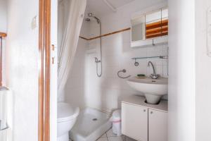 een witte badkamer met een wastafel en een toilet bij Maison d'une chambre avec piscine partagee jardin clos et wifi a Villemur sur Tarn in Villemur-sur-Tarn