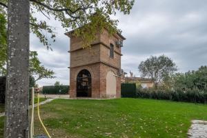 einen Backsteinturm mitten auf einem Hof in der Unterkunft Charmante maison à Villemur-sur-Tarn avec piscine partagée in Villemur-sur-Tarn + 4 Fotos