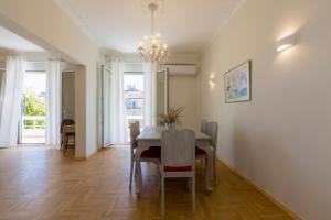 jadalnia ze stołem i krzesłami w obiekcie The Bright Suite w Korfu