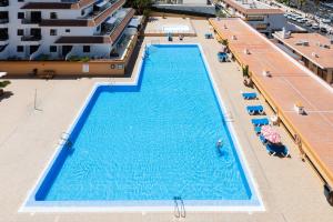 The swimming pool at or close to Seguro El Sol en Playa de la Arena