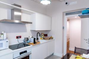 A kitchen or kitchenette at Emma 12