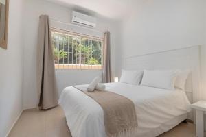 Katil atau katil-katil dalam bilik di Escape to a Beach Haven - 505 Sorjente