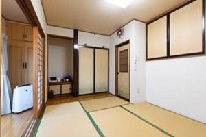 Noriko's Home - Vacation STAY 8643 في كاواساكي: غرفة فارغة مع ممر مع غرفة