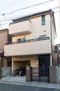 um edifício com uma moto estacionada em frente em Noriko's Home - Vacation STAY 8643 em Kawasaki