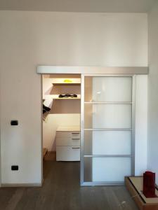 een lege kast met een glazen deur in een kamer bij CUTE FLORENCE HOUSE in Florence