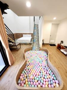 una grande vasca con le palline nel mezzo di una stanza di Happiness Yes Inn a Luodong