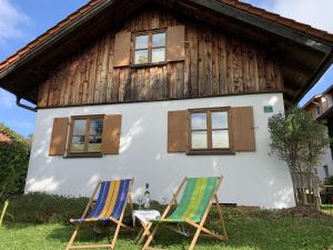 two chairs sitting in front of a house at Anisers Hüs in Altstädten