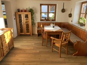 a dining room with a wooden table and chairs at Anisers Hüs in Altstädten