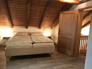 ein Schlafzimmer mit einem Bett und einer Holzdecke in der Unterkunft Anisers Hüs in Altstädten