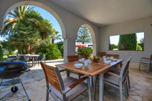 un patio al aire libre con mesa de madera y sillas en Las Marinas 8, en Denia