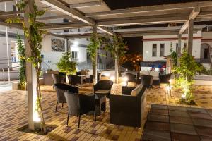 un ristorante con sedie e tavoli su un patio di notte di Albergue Inturjoven Chipiona a Chipiona
