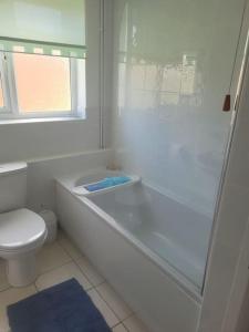 Ένα μπάνιο στο 3 Bedroom House With Balcony Close To Beach