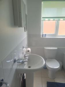 Ένα μπάνιο στο 3 Bedroom House With Balcony Close To Beach +22 φωτογραφίες