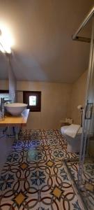 La salle de bains est pourvue d'un lavabo et de toilettes. dans l'établissement Kastania Villas- Villa K3, à Pouríon