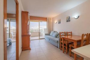 een woonkamer met een bank en een tafel bij Apartamento en Salou con 3 piscinas junto a Port Aventura in Salou