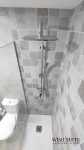 WISH SUITE MARIA AUXILIADORA DE SEVILLA في إشبيلية: حمام مع مرحاض ومغسلة