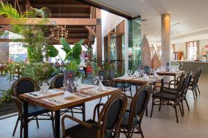 uma fila de mesas e cadeiras num restaurante em Villa Maha close by the North shore: relax, pool em Lajares