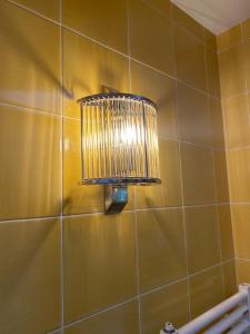 baño con una luz en una pared de azulejos en Villa Sain Charming Suite, en Anacapri