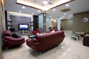 a living room with two couches and a tv at Spacious 5 Bedroom Holiday Home Perfect for Gatherings BBQs Rumah Holiday Big 5BR House for 20 Guests - Ideal for Family Celebrations 宽敞整栋别墅 5 间大房间 20人 家庭聚会 生日派对 烧烤聚会 in Kuala Lumpur