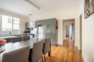 A kitchen or kitchenette at Wollongong station holiday house with Wi-Fi,75 Inch TV, Netflix,Parking,Beach