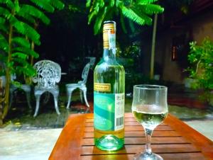 butelkę wina i kieliszek na stole w obiekcie Olee Villa w mieście Bentota