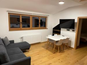 Televízia a/alebo spoločenská miestnosť v ubytovaní Apartmány Hacienda Boží Dar