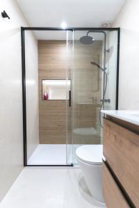 Un baño con ducha, inodoro y lavabo. en IMEDA APARTAMENTO IMPALA, en Sierra Nevada