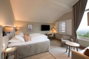 une chambre d'hôtel avec un lit et une fenêtre dans l'établissement Scandic Holmenkollen Park, à Oslo