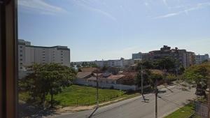 aus einem Fenster mit Stadtblick in der Unterkunft Apto a 3 minutos Praia da Pontinha na Lagoa de Araruama in Araruama