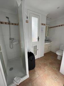 エステポナにあるVillacana 2704のバスルーム(シャワー、トイレ付)