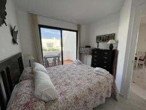 エステポナにあるVillacana 2704のベッドルーム1室(ベッド1台、景色を望む窓付)