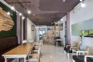 a restaurant with tables and chairs in a room at RedDoorz Plus at Sunrise Hotel Sanur in Sanur