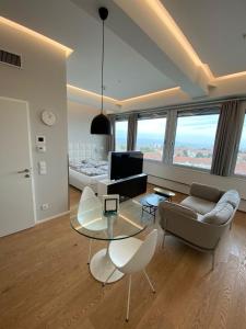 sala de estar con sofá, mesa y sillas en Key Residences Vienna en Viena