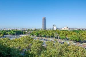 vista su una città con una torre sullo sfondo di Casa Valentina: Confort y Luz en Sevilla Centro a Siviglia