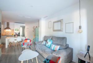 una sala de estar con un sofá y una mesa en Casa Valentina: Confort y Luz en Sevilla Centro, en Sevilla