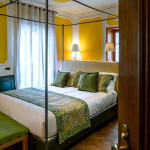 ein Schlafzimmer mit einem Bett mit einem Metallbettrahmen in der Unterkunft Ambra Cortina Luxury&Fashion Hotel in Cortina d'Ampezzo