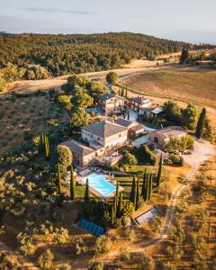 an aerial view of a house with a pool and trees at Agriturismo Belagaggio in Montefollonico