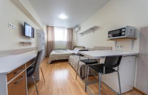 キーウにあるStudiia na Beresteiskoiのキッチン、リビングルームが備わる小さなアパートメントです。