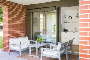 eine Terrasse mit einem Tisch und Stühlen auf einer Terrasse in der Unterkunft Ferienwohnung Rosenstrasse in Dornbirn