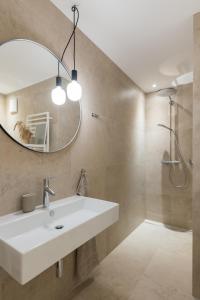 多恩比恩的住宿－Ferienwohnung Rosenstrasse，浴室设有白色水槽和镜子
