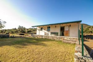 ein Haus mit einem Rasen davor in der Unterkunft Sunbird Cottage in Graaff-Reinet