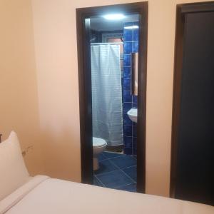 Porto Sharm Hotel Apartments Delmar for touristic investment في شرم الشيخ: غرفة نوم بحمام مع مرحاض ومغسلة