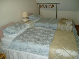 Un pat sau paturi într-o cameră la Moonflower House