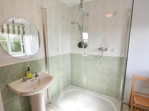 Et badeværelse på East Barn + 12 billeder