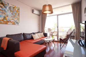 sala de estar con sofá y mesa en Apartment Santa Fe Plaza en Buenos Aires