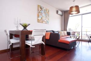 sala de estar con sofá y mesa en Apartment Santa Fe Plaza en Buenos Aires