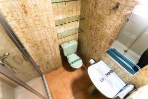 un bagno con un water e un lavandino di Meritxell Pedrous a Pas de la Casa