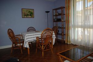 a dining room with a table and chairs at Appartement Résidence du Lac in Saint-Jean-de-Luz