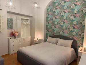een slaapkamer met een groot bed en een grote muur bij Saffi58 Holiday Home in Viterbo