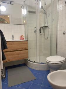 een badkamer met een douche, een toilet en een wastafel bij Saffi58 Holiday Home in Viterbo